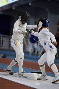 Birkaç eskrimci Ukrayna Ulusal Eskrim Şampiyonası 'nda kılıçla dövüşüyor. Kyiv - 30 Mart 2024
