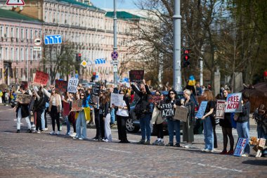 Bir grup Ukraynalı aktivist Rus esaretini protesto ediyor ve derhal esir değişimi talep ediyor. Kyiv - 7 Nisan 2024