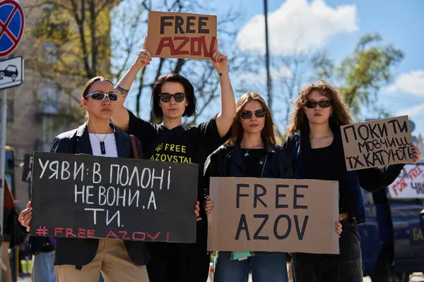 Ukrainska Kvinnor Poserar Med Banderoller Free Azov Demonstration Tillägnad Tillfångatagna — Stockfoto