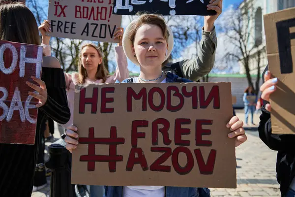 Νεαρός Ουκρανός Ποζάρει Ένα Πανό Μην Είσαι Σιωπηλός Free Azov — Φωτογραφία Αρχείου