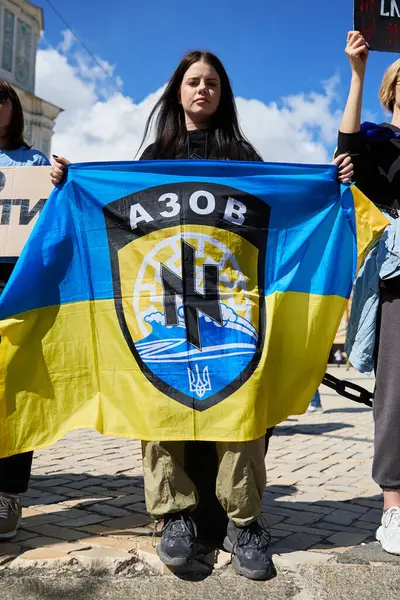 Ung Ukrainsk Flicka Poserar Med Flagga Azovsk Brigad Offentlig Demonstration — Stockfoto