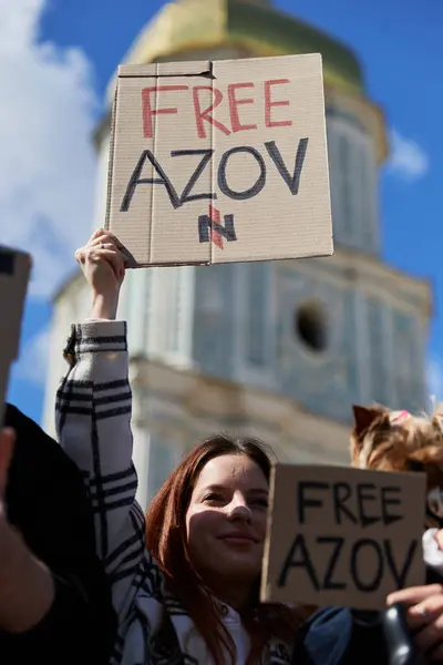 Activista Ucraniano Sostiene Una Pancarta Azov Libre Una Manifestación Pública Imagen de archivo