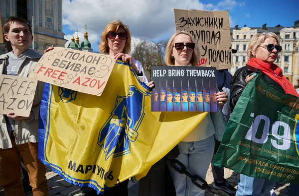 Mujeres Ucranianas Manifestándose Con Pancartas Free Azov Bring Them Back Fotos De Stock