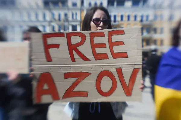 Mujer Ucraniana Sostiene Una Pancarta Azov Libre Mitin Dedicado Los Imagen de stock