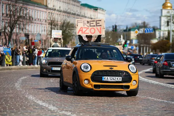 Activistas Ucranianos Conduciendo Con Pancartas Free Azov Una Manifestación Pública Imagen De Stock