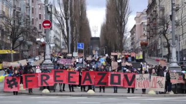 Ukraynalı aktivistler, kentin sokaklarında düzenlenen bir gösteride 