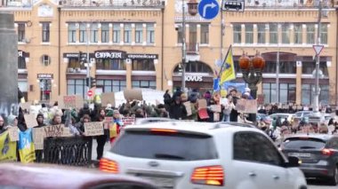 Ukrayna halkı Rus saldırısını protesto ediyor ve Mariupol 'ün yakalanan savunucularının serbest bırakılmasını talep ediyor. Kyiv - 4 Şubat 2024