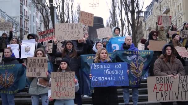 Familias Soldados Ucranianos Capturados Manifestándose Con Pancartas Exigiendo Liberación Prisioneros Fotografías de stock