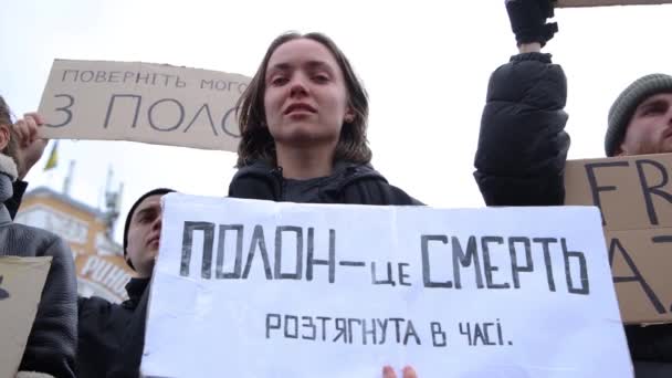 Νεαρή Ουκρανή Γυναίκα Κλαίει Δημόσια Διαδήλωση Αφιερωμένη Αιχμαλώτους Στρατιώτες Που — Αρχείο Βίντεο