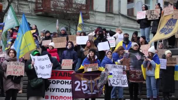 Patriotes Ukrainiens Manifestant Avec Des Bannières Azov Libre Sur Rassemblement — Video