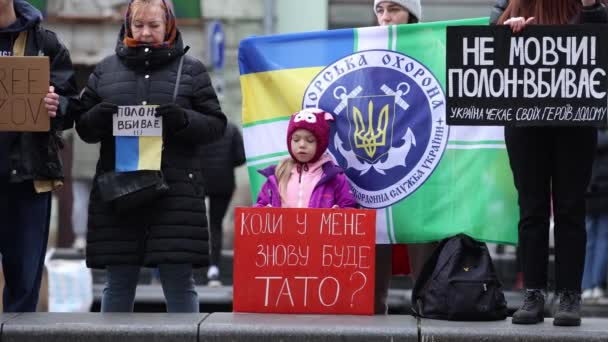 Smutne Ukraińskie Dziecko Pozujące Transparentem Kiedy Znów Zobaczę Mojego Ojca — Wideo stockowe
