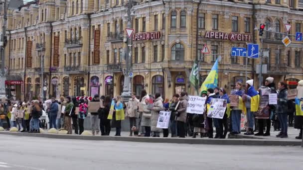 Ukraińscy Aktywiści Demonstrujący Flagami Transparentami Wiecu Poświęconym Pojmanym Obrońcom Miasta — Wideo stockowe