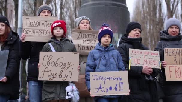 Üzgün Ukraynalı Çocuklar Azov Tugay Askerlerinin Rus Hapishanelerinden Serbest Bırakılmasını — Stok video