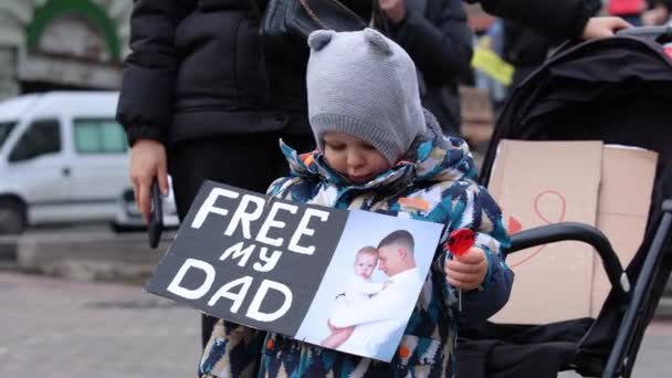 Mały Ukraiński Chłopiec Znakiem Uwolnij Mojego Tatę Wiecu Poświęconym Pojmanym — Wideo stockowe
