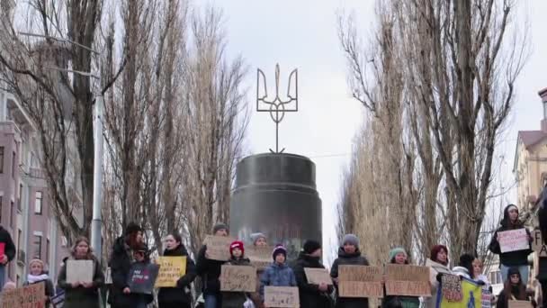 Símbolo Nacional Ucraniano Tridente Dorado Una Columna Centro Kiev Febrero — Vídeo de stock