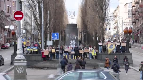 Activistas Ucranianos Manifestándose Junto Monumento Con Tridente Dorado Símbolo Nacional — Vídeo de stock