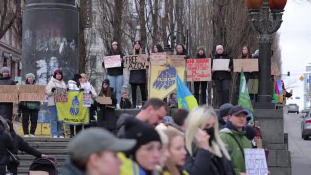 Groupe Militants Ukrainiens Posant Avec Des Banderoles Dédiées Aux Combattants — Video