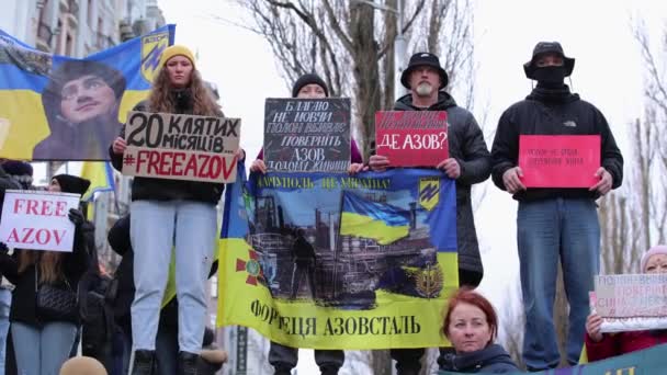 乌克兰活动分子手持旗帜 Mariupol要塞 和肖像 抗议俄罗斯监禁和要求释放战俘 2024年2月4日 — 图库视频影像