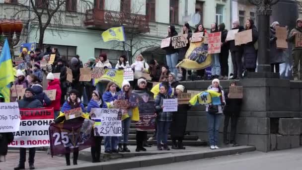 一群乌克兰活动分子拿着旗帜和横幅在为被抓获的Mariupol捍卫者举行的集会上示威 2024年2月4日 — 图库视频影像