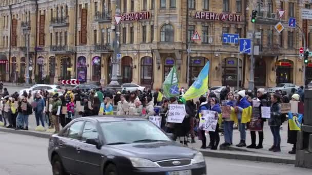 Velká Skupina Ukrajinských Lidí Demonstrující Městě Propuštění Zajatých Obránců Města — Stock video