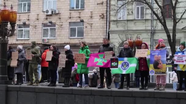 捕虜となったウクライナ兵の家族は ロシア捕虜の釈放を要求する旗を掲げてデモを行った キエフ 2024 — ストック動画