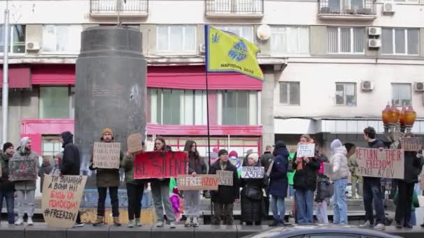 Ucranianos Manifestando Com Bandeira Brigada Azov Bandeiras Free Azov Kiev Filmagem De Stock