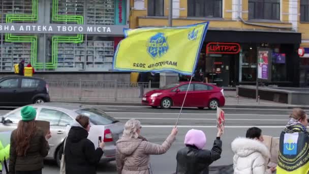 Flagga Azovbrigaden Försvararna Mariupol Fredlig Demonstration Kiev Februari 2024 — Stockvideo
