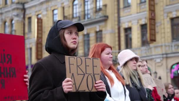 Triste Femme Ukrainienne Manifestant Avec Signe Azov Libre Sur Rassemblement Vidéo De Stock Libre De Droits