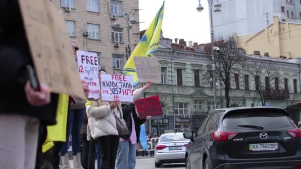 活動家は Azovstal Defenders という旗を掲げ ロシアの刑務所から捕獲されたマリポル市の守備隊を釈放するよう要求している キエフ 2024 ロイヤリティフリーのストック動画