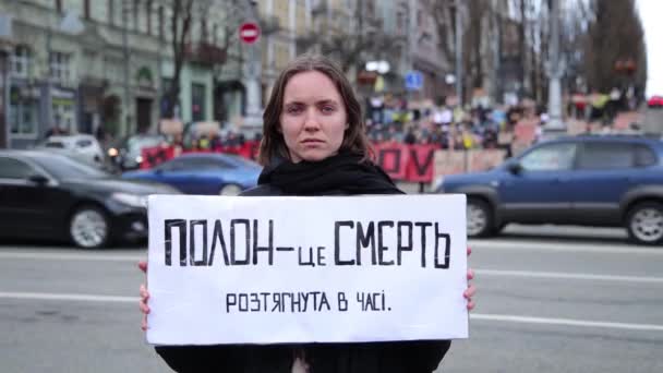 一名乌克兰人举着 俘虏就是死亡 的标语 在一场纪念被抓获的马里乌波尔卫士的公共示威中哭泣 2024年2月4日 免版税图库视频片段