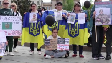 Ukraynalı kadınlar, esir alınan askerlerin akrabaları, 13 Nisan 2024 'te Kyiv' de bir halk mitinginde gösteri yapıyorlar.