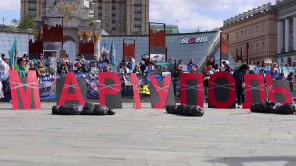 Kroppsväskor Och Banderoll Mariupol Visar Konstföreställningen Offentlig Demonstration Mot Rysk — Stockvideo