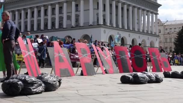 Grande Bannière Mariupol Sacs Mortuaires Couchés Sur Sol Lors Manifestation — Video