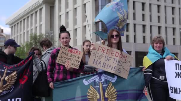 ウクライナの女性は キエフで公開デモで 私の心は2年間捕らえられた 第36海兵隊の自由 のサインを保持します 2024 動画クリップ