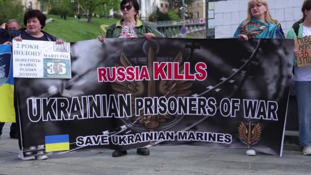 Українські Жінки Показують Банер Російські Вбивають Українських Військовополонених Врятуйте Морських Стоковий Відеоролик
