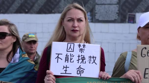 Ukrainska Kvinna Innehar Ett Tecken Frige Fångar Krig Kinesiska Språket — Stockvideo