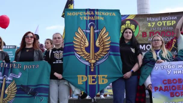 Des Femmes Ukrainiennes Tiennent Les Armoiries Marine Ukrainien Lors Rassemblement — Video