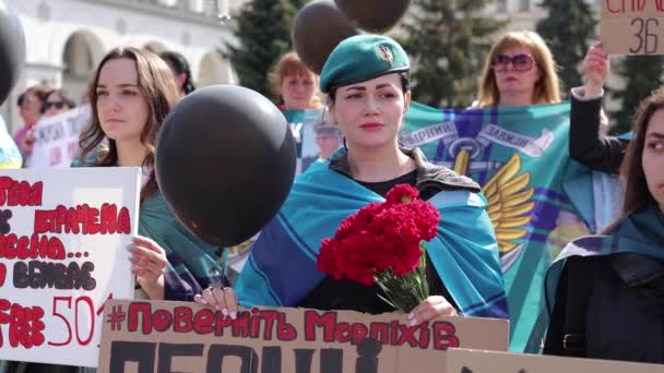 Oekraïense Vrouwelijke Marine Soldaat Met Een Traditionele Baret Hoed Een — Stockvideo