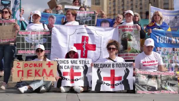 Ukraińscy Lekarze Demonstrujący Oznakami Medycy Nadal Niewoli Czerwonymi Chorągwiami Krzyża — Wideo stockowe