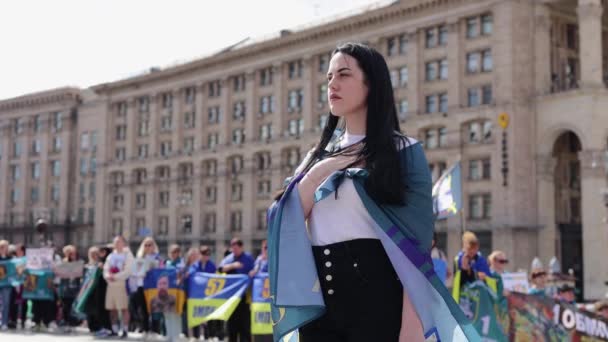 Patriotische Ukrainerin Singt Eine Nationalhymne Der Ukraine Mit Einer Hand — Stockvideo