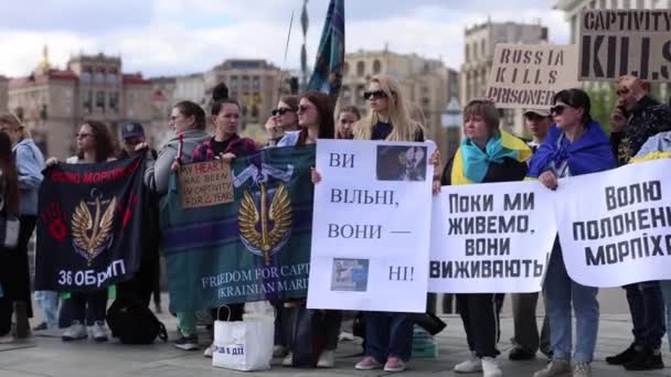 Rodiny Zajatých Ukrajinských Vojáků Demonstrující Prapory Portréty Pro Propuštění Válečných — Stock video