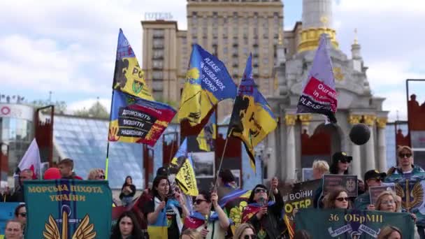 Mulheres Ucranianas Demonstram Bandeiras Dedicadas Seus Parentes Capturados Que Estão Vídeo De Stock Royalty-Free