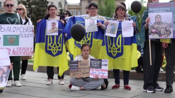 捕らえられた海兵隊員の親戚であるウクライナ人女性が キエフでの一般集会で 2024年4月13日 動画クリップ