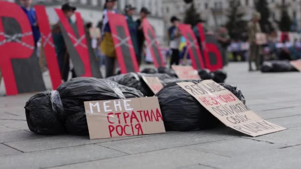 Baner Mariupol Czarny Worek Zwłoki Napisem Rosjanin Mnie Zabił Demonstracji — Wideo stockowe