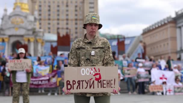 在专门为自全面战争开始以来一直被关押在俄罗斯监狱中的士兵举行的艺术表演中 乌克兰活动分子打着 联合国拯救我 的旗号 2024年4月13日 — 图库视频影像