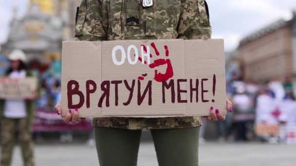 Persona Tiene Uno Striscione Lingua Ucraina Una Manifestazione Pubblica Dedicata — Video Stock