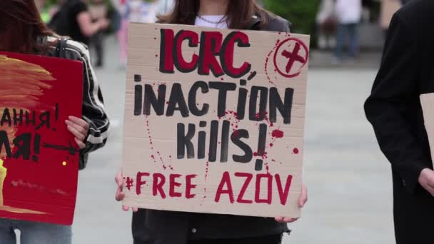 Aktivista Drží Nápis Zabíjí Nečinnost Icrc Svobodný Azov Veřejné Demonstraci — Stock video