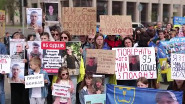 Ukrayna Silahlı Kuvvetleri 95. tugayının yakınları kayıp halka adanmış bir mitingde portreler ve afişlerle gösteri yapıyorlar. Kyiv - 14 Nisan 2024