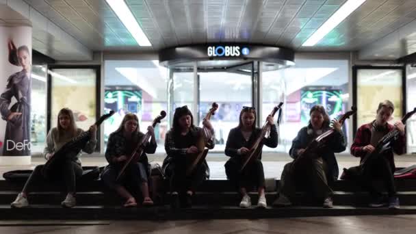 Ukrainische Musiker Spielen Traditionelles Bandura Instrument Kiew April 2024 — Stockvideo
