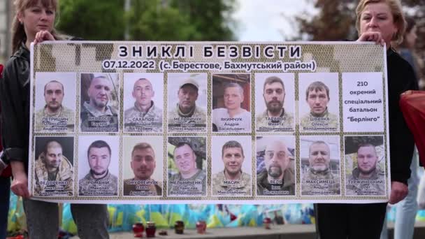 Ukrainske Kvinder Har Banner Med Portrætter Forsvundne Soldater Ukraines Væbnede – Stock-video